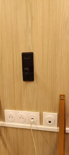 POSE DE PRISE ET PRISE ETHERNET